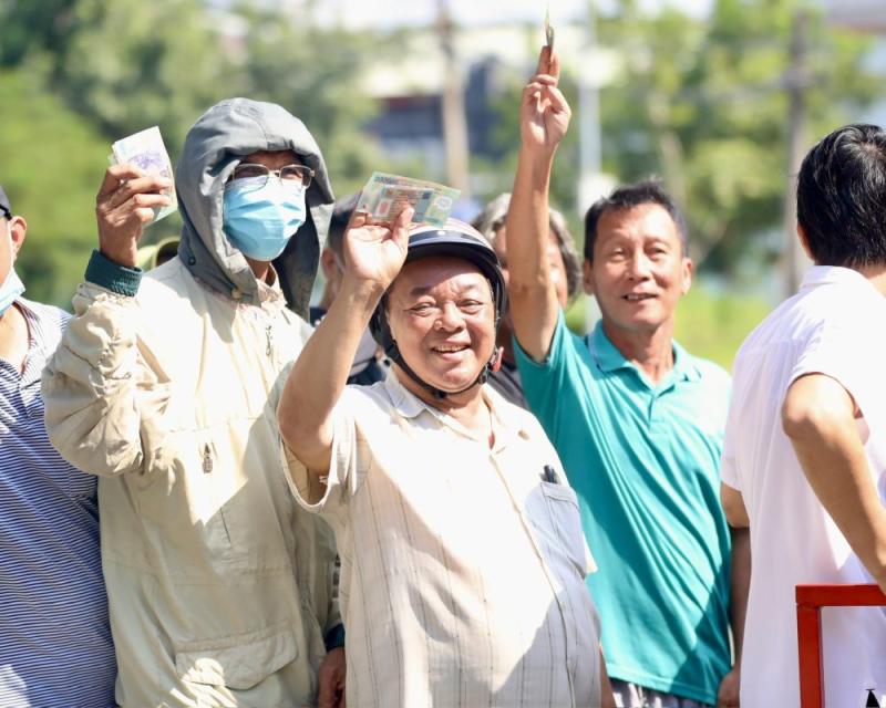 Malaysia nín thở chờ án phạt, sân Gò Đậu 'hầm hập' cơn sốt vé đội tuyển Việt Nam- Ảnh 1. Malaysia nín thở chờ án phạt, sân Gò Đậu 'hầm hập' cơn sốt vé đội tuyển Việt Nam- Ảnh 1.