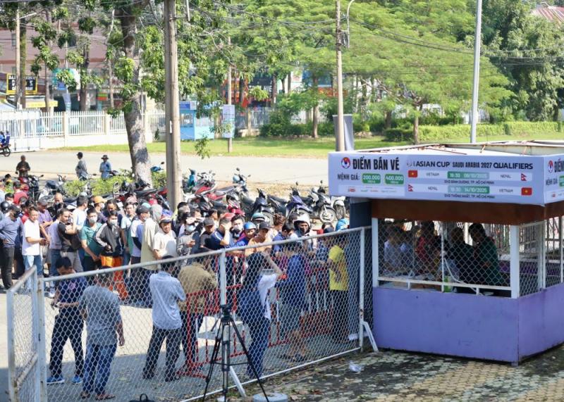Malaysia nín thở chờ án phạt, sân Gò Đậu 'hầm hập' cơn sốt vé đội tuyển Việt Nam- Ảnh 3. Malaysia nín thở chờ án phạt, sân Gò Đậu 'hầm hập' cơn sốt vé đội tuyển Việt Nam- Ảnh 3.