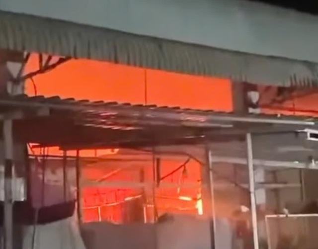 Cháy chợ Bình Hàng Tây, 9 ki-ốt của tiểu thương bị thiêu rụi - Ảnh 1.