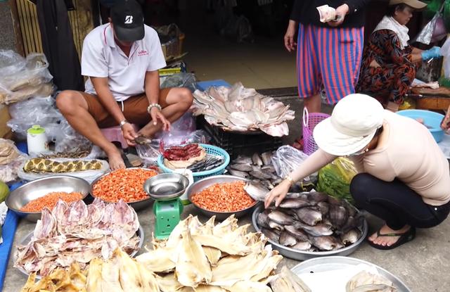 Đời chợ ở TP.HCM: Mùi cá và ký ức 21 năm ở chợ Rạch Ông - Ảnh 2.
