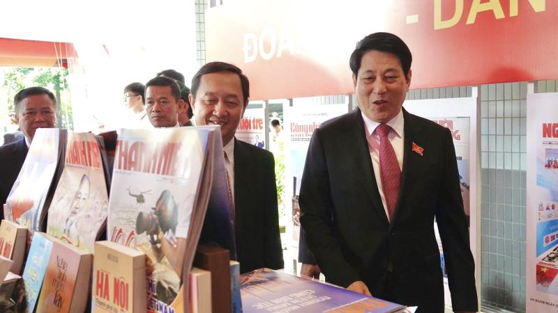 Chủ tịch nước Lương Cường tham quan khu triển lãm Báo Thanh Niên tại Đại hội Đảng bộ TP.HCM - Ảnh 2.