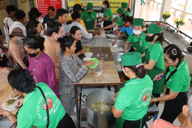 Chung dòng máu Lạc Hồng: Bếp cơm 0 đồng 24 năm giúp bệnh nhân nghèo - Ảnh 3.
