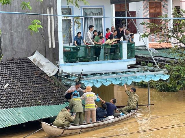 Sản phụ được lực lượng an ninh cơ sở Quảng Ngãi vượt lũ đưa đến bệnh viện- Ảnh 3.