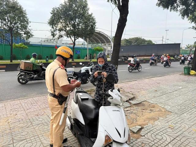 Tai nạn do phụ nữ lái xe đi vào điểm mù ô tô: CSGT cảnh báo khẩn - Ảnh 3.