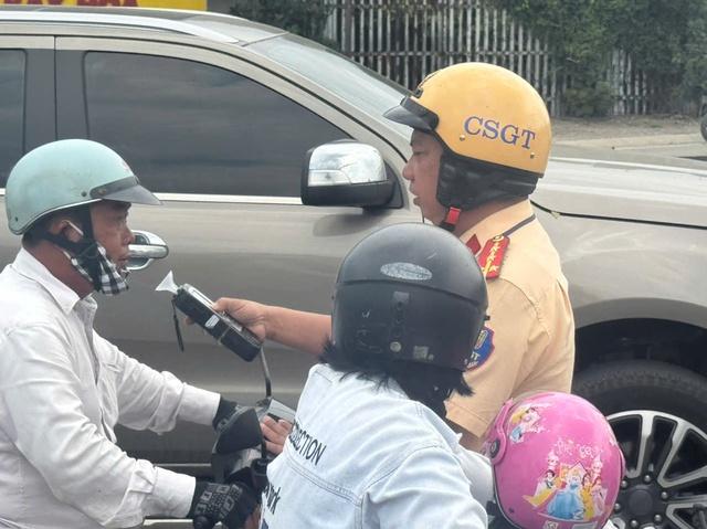 CSGT TP.HCM đo nồng độ cồn ban ngày: Nhiều người ngỡ ngàng vì bị phạt kịch khung - Ảnh 4.