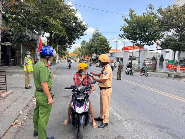 CSGT đo nồng độ cồn ban ngày: Cô gái bị phạt dù chỉ pha bia vào nước ngọt - Ảnh 1.