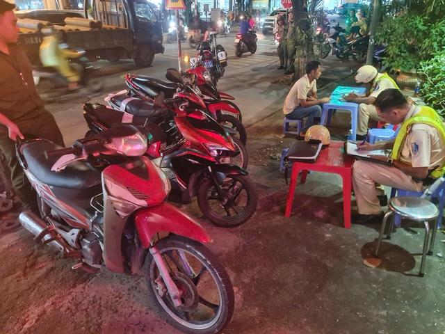 CSGT TP.HCM đo nồng độ cồn ban ngày: Nhiều người ngỡ ngàng vì bị phạt kịch khung - Ảnh 7.