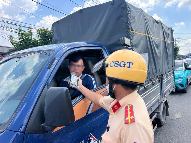 CSGT đo nồng độ cồn ban ngày: Cô gái bị phạt dù chỉ pha bia vào nước ngọt - Ảnh 7.