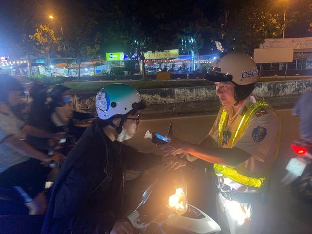 Uống vì nể bạn, người đàn ông nhận 'quà' kịch khung từ CSGT - Ảnh 2.