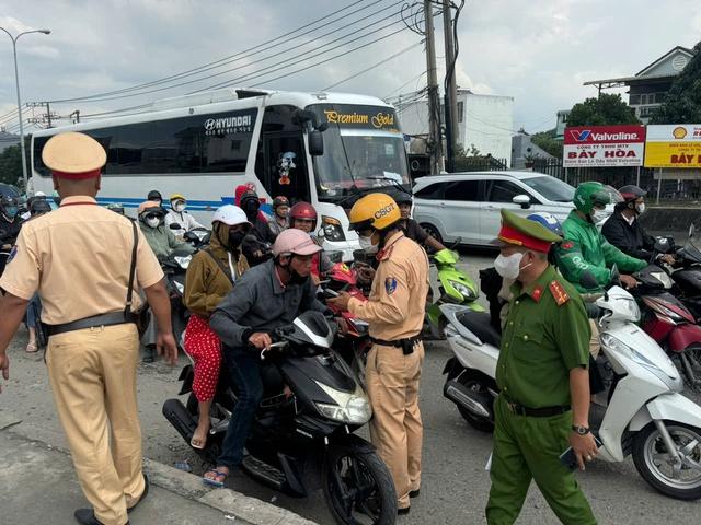 CSGT TP.HCM đo nồng độ cồn ban ngày: Nhiều người ngỡ ngàng vì bị phạt kịch khung - Ảnh 3.