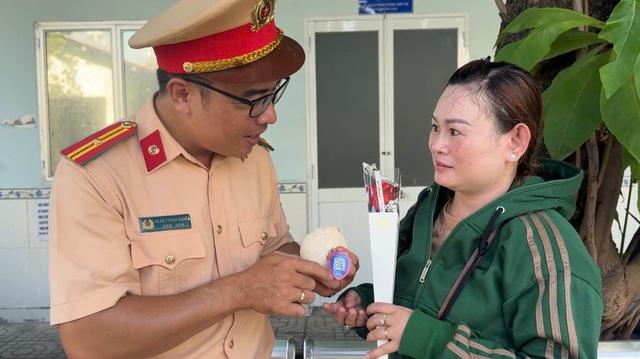 Phụ nữ đi nộp phạt giao thông ngày 20.10 bất ngờ được CSGT tặng hoa - Ảnh 1. Phụ nữ đi nộp phạt giao thông ngày 20.10 bất ngờ được CSGT tặng hoa - Ảnh 1.