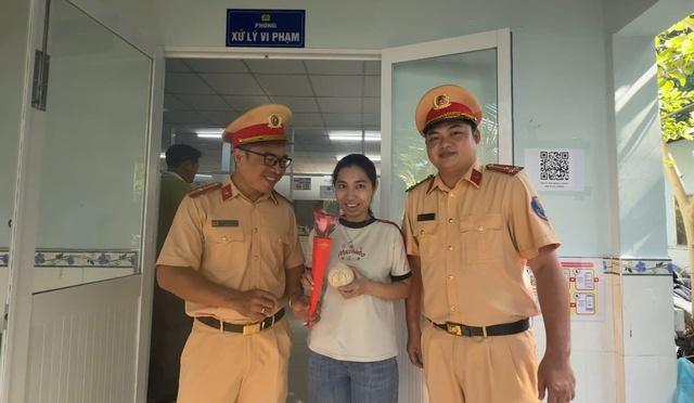Phụ nữ đi nộp phạt giao thông ngày 20.10 bất ngờ được CSGT tặng hoa - Ảnh 2. Phụ nữ đi nộp phạt giao thông ngày 20.10 bất ngờ được CSGT tặng hoa - Ảnh 2.