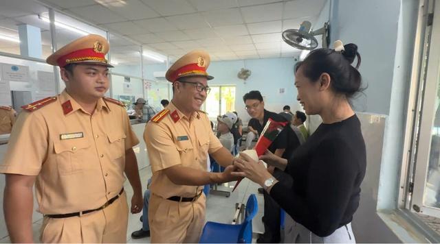 Phụ nữ đi nộp phạt giao thông ngày 20.10 bất ngờ được CSGT tặng hoa - Ảnh 3. Phụ nữ đi nộp phạt giao thông ngày 20.10 bất ngờ được CSGT tặng hoa - Ảnh 3.