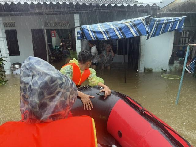 Huế lũ lịch sử và những hành động thiện nguyện cứu hộ kịp thời giúp dân- Ảnh 3.