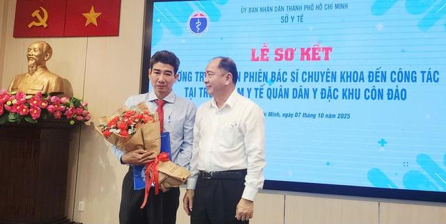 Bác sĩ khóc nghẹn khi nói về chuyến luân phiên đặc biệt ở đặc khu Côn Đảo - Ảnh 1.