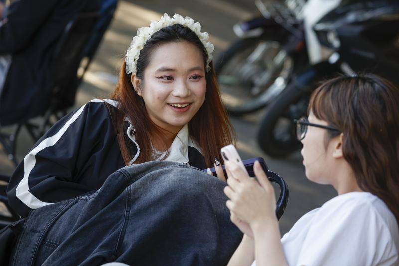 Người Hà Nội khoác áo ấm trong sáng se lạnh đầu mùa tháng 10 - Ảnh 9.