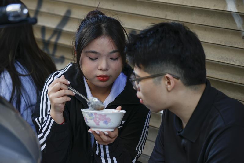 Người Hà Nội khoác áo ấm trong sáng se lạnh đầu mùa tháng 10 - Ảnh 7.
