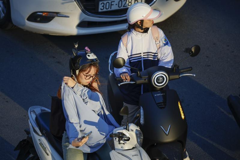 Người Hà Nội khoác áo ấm trong sáng se lạnh đầu mùa tháng 10 - Ảnh 4.
