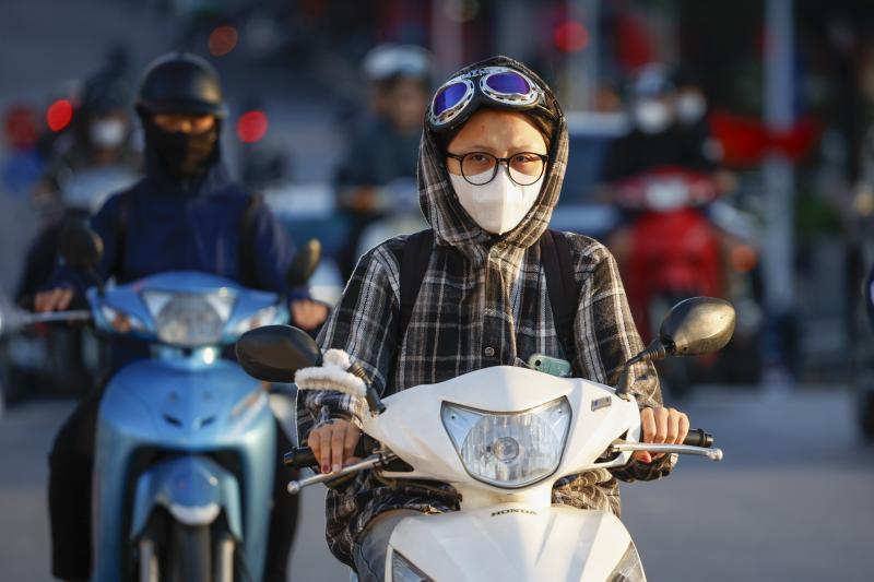 Người Hà Nội khoác áo ấm trong sáng se lạnh đầu mùa tháng 10 - Ảnh 3.