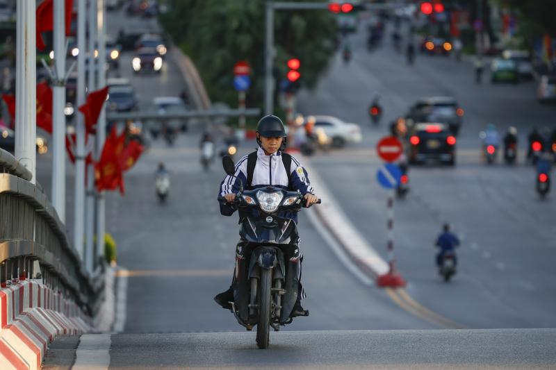 Người Hà Nội khoác áo ấm trong sáng se lạnh đầu mùa tháng 10 - Ảnh 2.