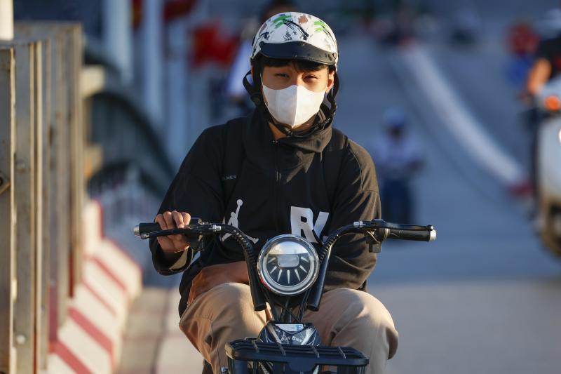 Người Hà Nội khoác áo ấm trong sáng se lạnh đầu mùa tháng 10 - Ảnh 1.