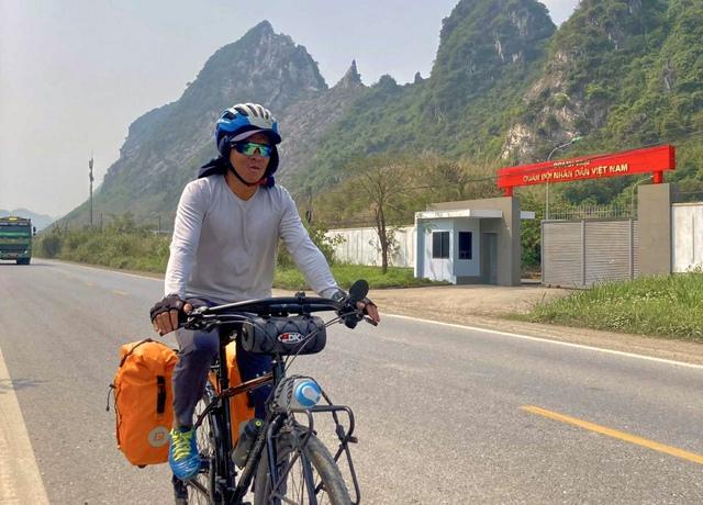Ông giáo về hưu đạp xe 50 km / ngày: Cảm hứng thể thao cho người già - Ảnh 1.