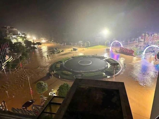 Người dân Thái Nguyên trắng đêm ngâm mình trong cơn lũ lịch sử, tiếp tục cầu cứu - Ảnh 5.