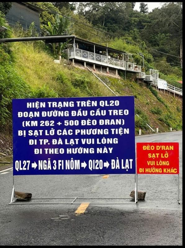 Sạt lở đèo D’Ran: Phân luồng giao thông, đặt biển báo sau khi báo chí phản ánh - Ảnh 2.
