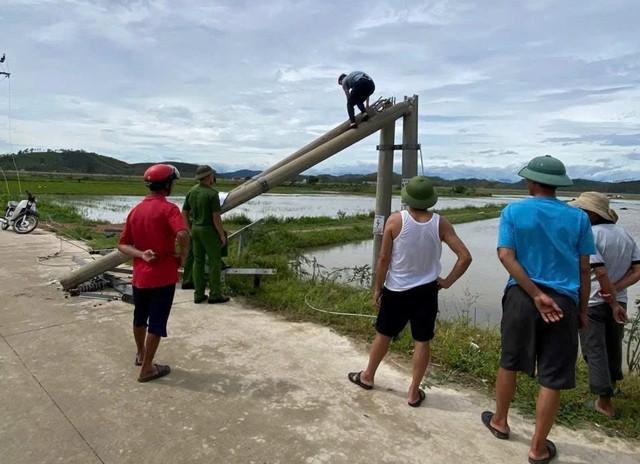 Điện lực Hà Tĩnh lên tiếng về cột điện gãy đổ sau bão lộ phần thép lạ - Ảnh 2.