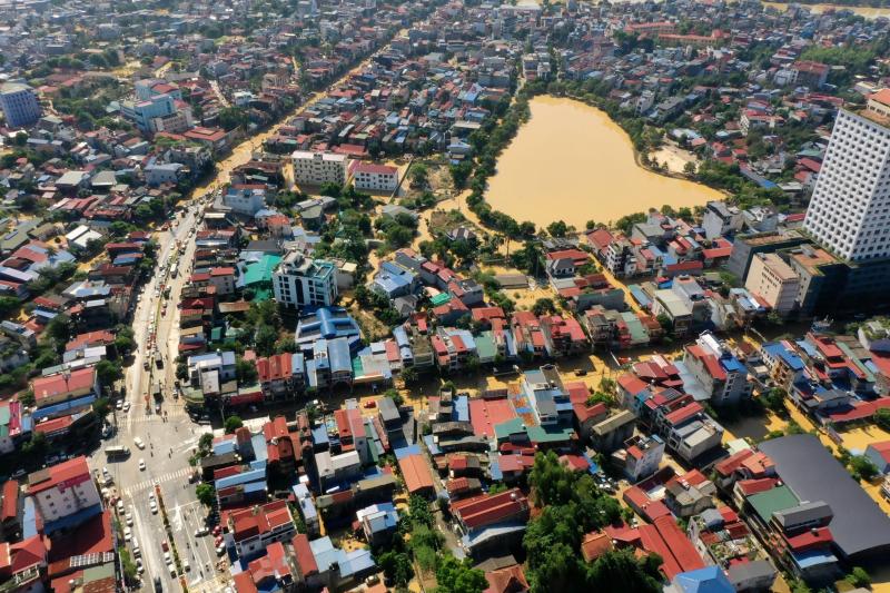 Nước lũ ở Thái Nguyên đang rút, từ trên cao thấy bùn non đặc quánh  - Ảnh 4.