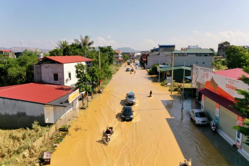 Nước lũ ở Thái Nguyên đang rút, từ trên cao thấy bùn non đặc quánh  - Ảnh 7.
