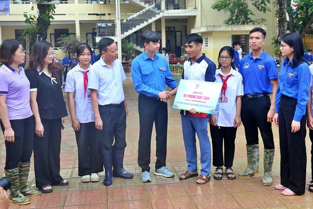 MTTQ Việt Nam thăm hỏi, trao quà hỗ trợ người dân tại Thái Nguyên, Bắc Ninh - Ảnh 1.
