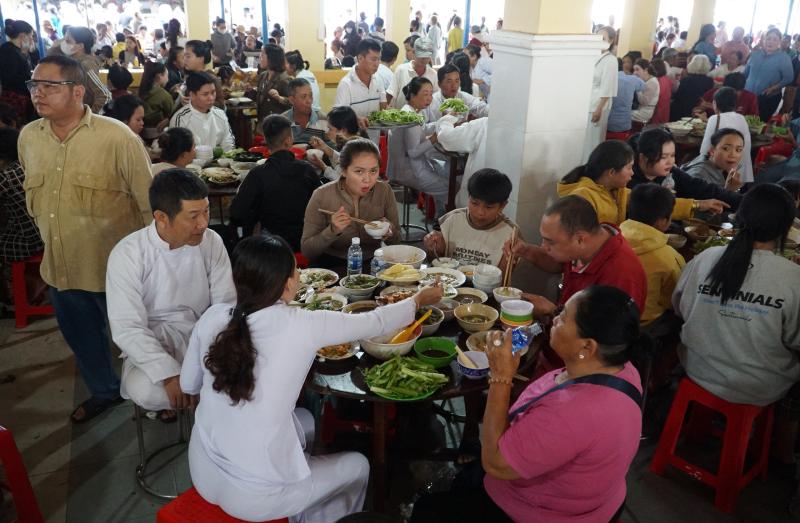 Hội yến Diêu Trì Cung: Bếp chay nấu 10 tấn gạo phục vụ hàng ngàn người dự đại lễ - Ảnh 10.