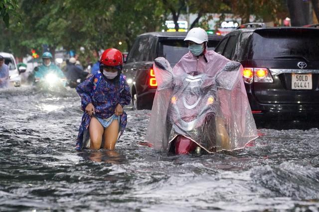 Dự báo thời tiết TP.HCM: Mưa rào cùng triều cường, đề phòng ngập nước 3 ngày tới - Ảnh 1.