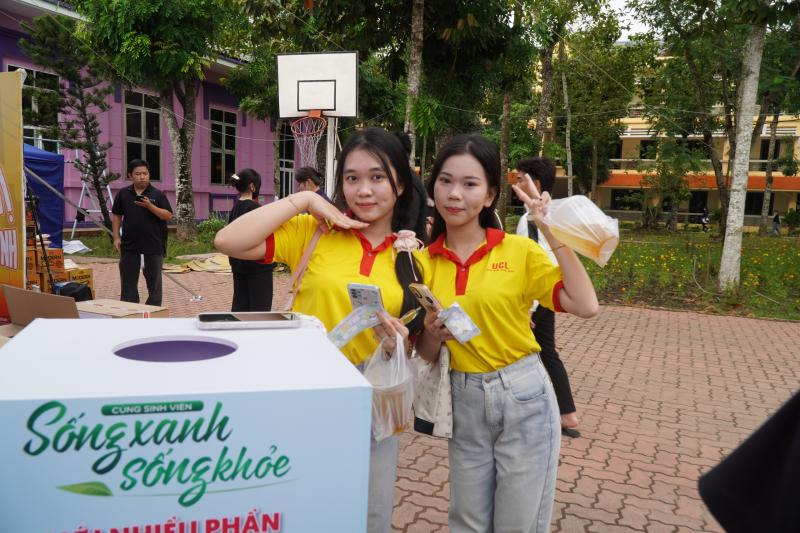 Sinh viên hào hứng đổi rác lấy quà, nhiệt tình tìm hiểu về sống xanh sống khỏe - Ảnh 7.
