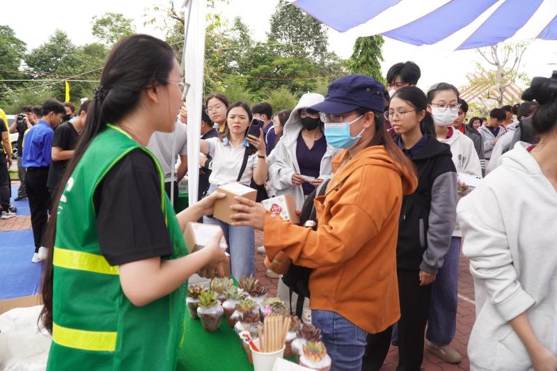 Sinh viên hào hứng đổi rác lấy quà, nhiệt tình tìm hiểu về sống xanh sống khỏe - Ảnh 3.