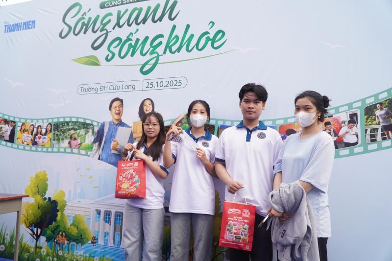 Sinh viên hào hứng đổi rác lấy quà, nhiệt tình tìm hiểu về sống xanh sống khỏe - Ảnh 1.