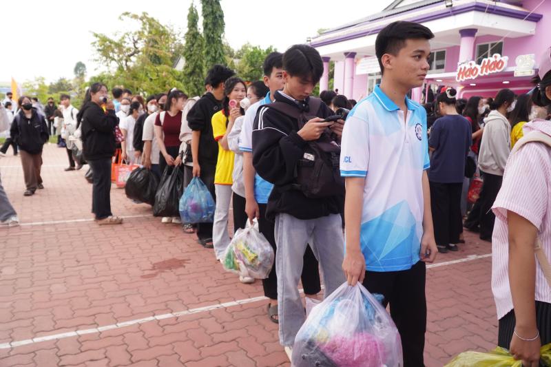 Sinh viên hào hứng đổi rác lấy quà, nhiệt tình tìm hiểu về sống xanh sống khỏe - Ảnh 2.