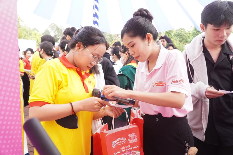 Sinh viên hào hứng đổi rác lấy quà, nhiệt tình tìm hiểu về sống xanh sống khỏe - Ảnh 6.