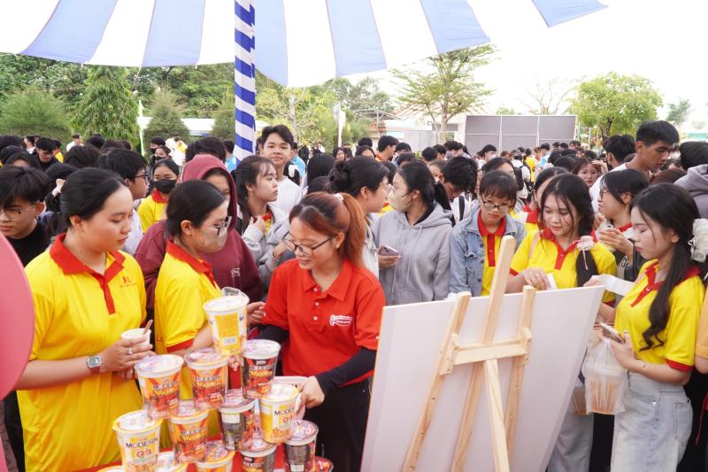 Sinh viên hào hứng đổi rác lấy quà, nhiệt tình tìm hiểu về sống xanh sống khỏe - Ảnh 5.