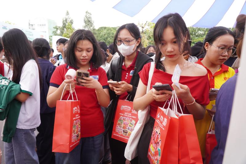 Sinh viên hào hứng đổi rác lấy quà, nhiệt tình tìm hiểu về sống xanh sống khỏe - Ảnh 4.