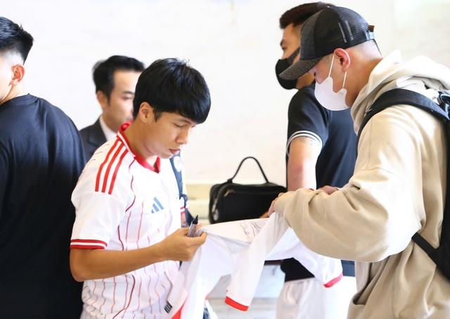 HLV Kim Sang-sik mặc áo giản dị vẫn rất chất, đội tuyển Việt Nam ‘tíu tít’ hội quân- Ảnh 1.