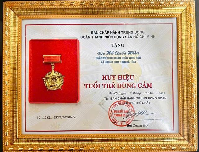 Trao Huy hiệu Tuổi trẻ dũng cảm cho thanh niên cứu sống em nhỏ bị đuối nước - Ảnh 2.