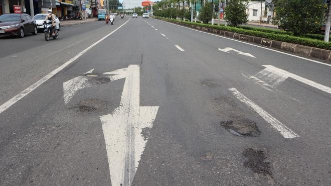 Quốc lộ 14 ở Đồng Nai vá mãi vẫn hư, như 'giăng bẫy' người đi đường- Ảnh 16.