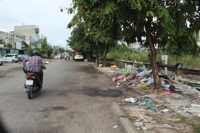 TP.HCM khẩn cấp xử lý ổ gà, rác, ngập nước ở đường Kha Vạn Cân - Ảnh 3.