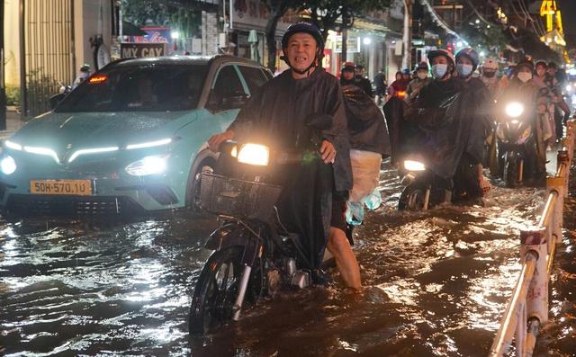 TP.HCM và loạt tỉnh miền Tây có nguy cơ ngập do triều cường cao và mưa lớn - Ảnh 1.