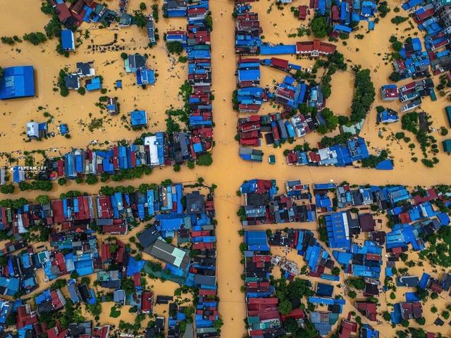 Người dân Thái Nguyên trắng đêm ngâm mình trong cơn lũ lịch sử, tiếp tục cầu cứu - Ảnh 3.