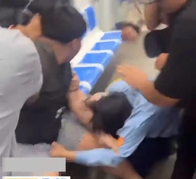 TP.HCM: Lấy lời khai 2 người hành hung bảo vệ tàu metro - Ảnh 1.