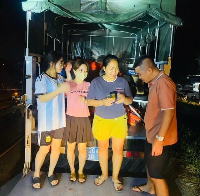 Nhiều người quyên góp đèn pin, sạc dự phòng gửi bà con vùng lũ giữ liên lạc - Ảnh 1.