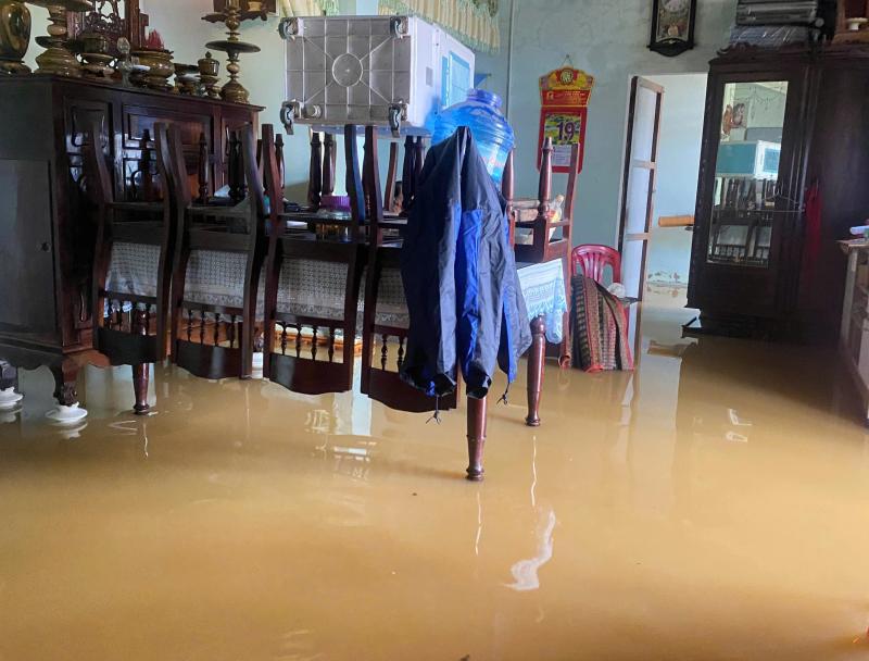 TP.Huế: Nội đô lũ đang rút dần, hạ du vẫn ngập sâu- Ảnh 5.